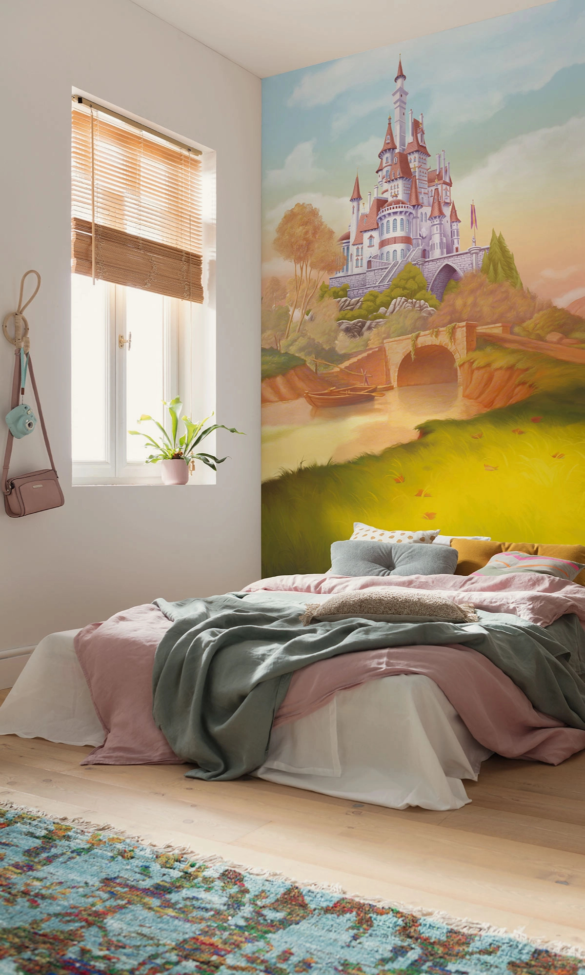 Disney fotótapéta Belle hercegnő kastélya folyós hidas tálképpel kislányoknak