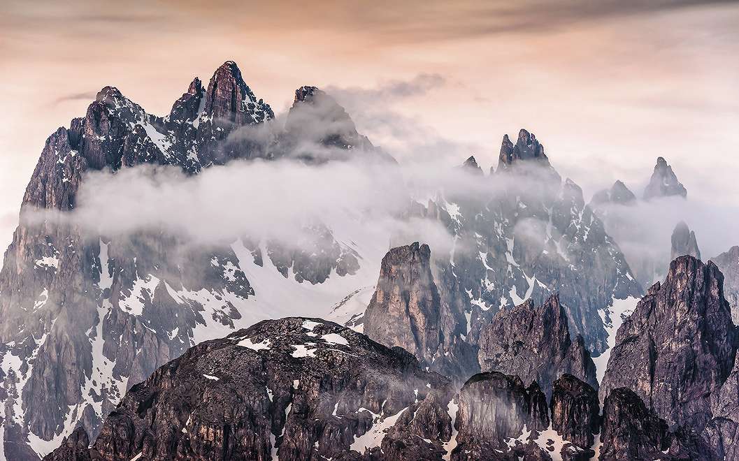 Fotótapéta egy monumentális hegység látképével