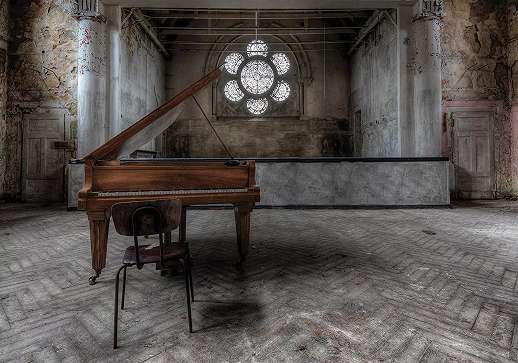 Fotótapéta loft hangulatú gyárépület zongorával 368x254 vlies