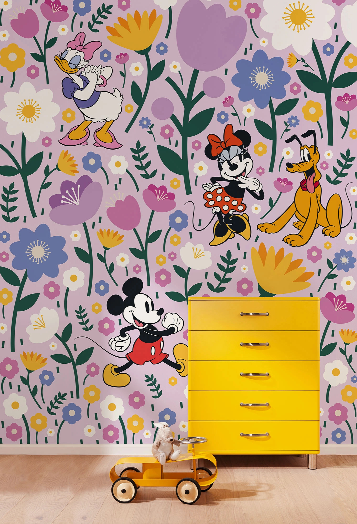 Gyerek fotótapéta Mickey egér, Minie egér, Daisy és Plútó halvány lila színű háttérrel virágokkal