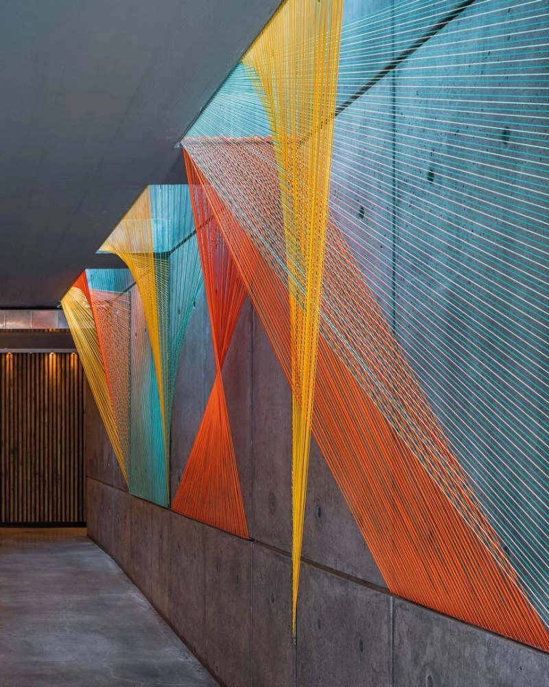 High-tech fotótapéta színes neonos geometrikus mintával betonhatású alapon
