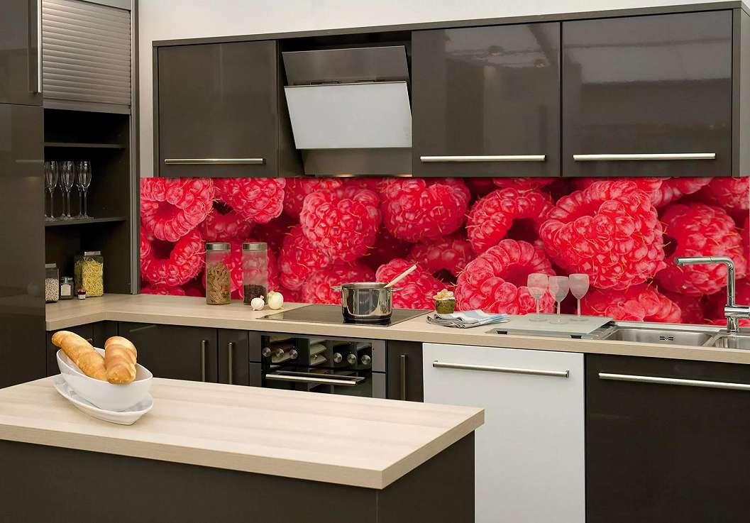 Laminált felületű konyhai öntapadós tapéta piros málna mintával