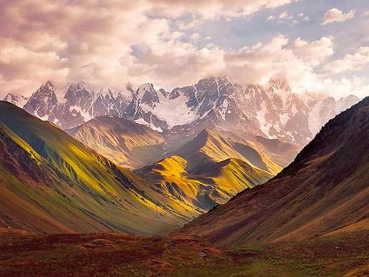 Nyugalmat sugárzó hegyvidéki tájkép mintás mosható fotótapéta