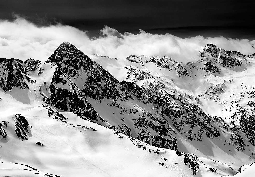 Vlies fotótapéta fekete fehér havas hegység tájkép mintával 368x254 vlies